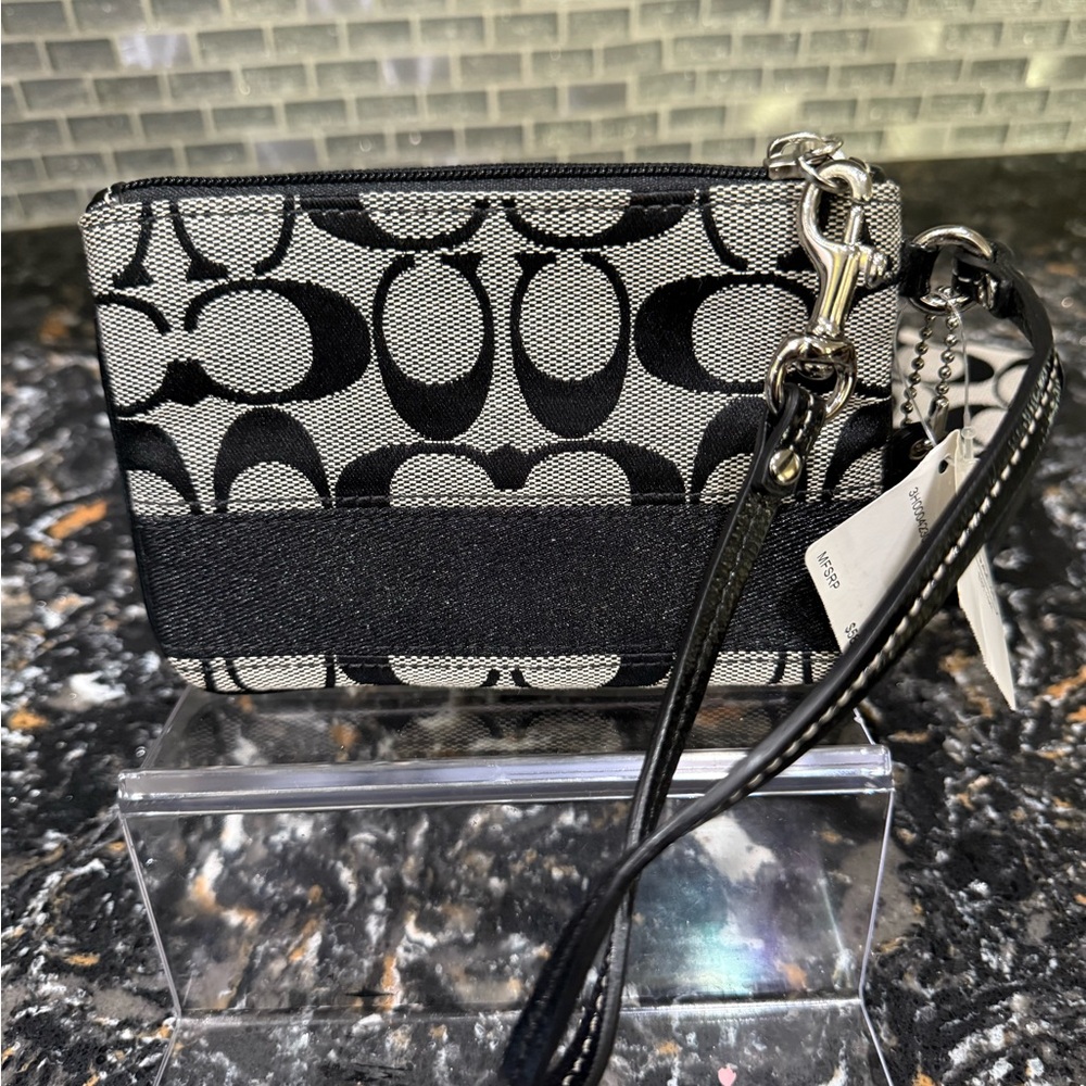 COACH Signature Wristlet
F42618